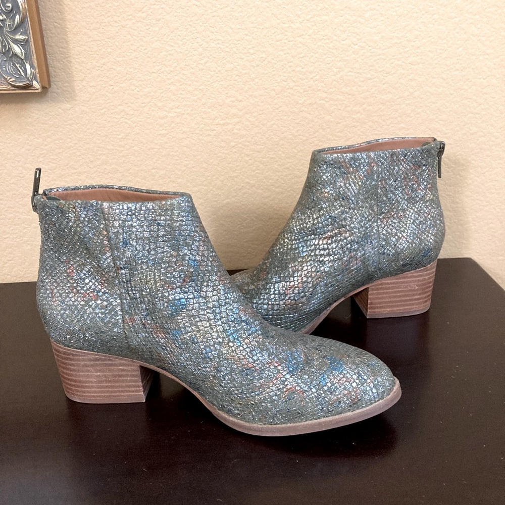 Gorgeous Seychelles Textured Ankle Boots